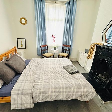 Entire 3 Bedroom House- Free Parking ลิเวอร์พูล ภายนอก รูปภาพ