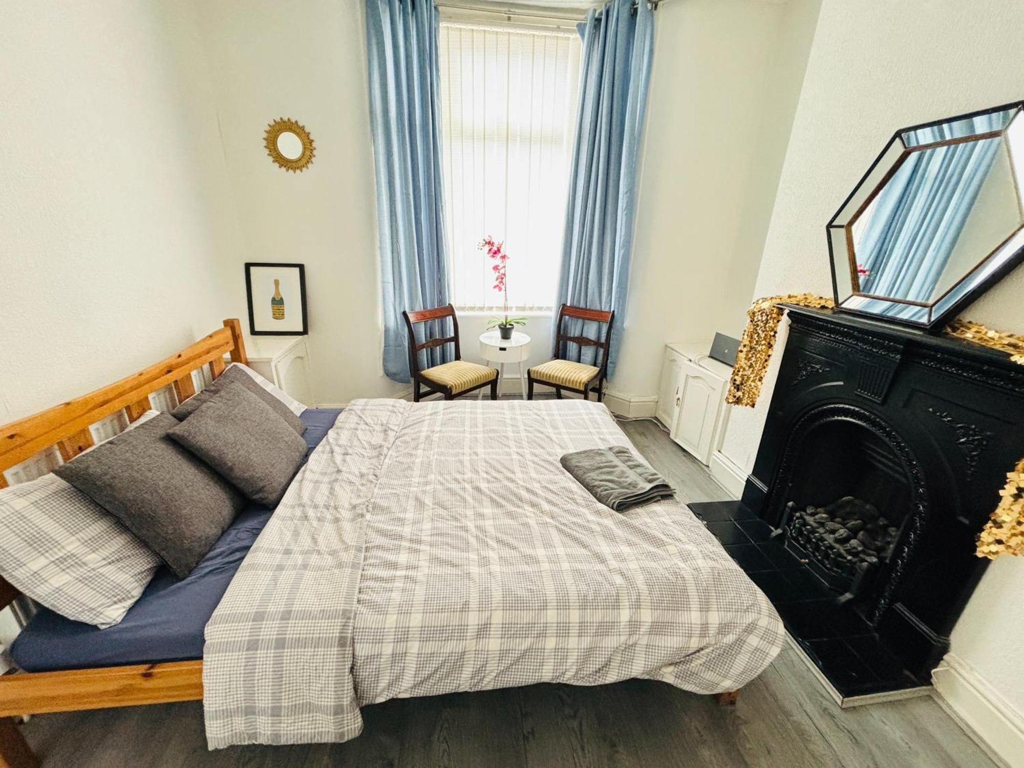 Entire 3 Bedroom House- Free Parking ลิเวอร์พูล ภายนอก รูปภาพ